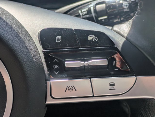 Used 2025 Hyundai Elantra Limited FWD image 28