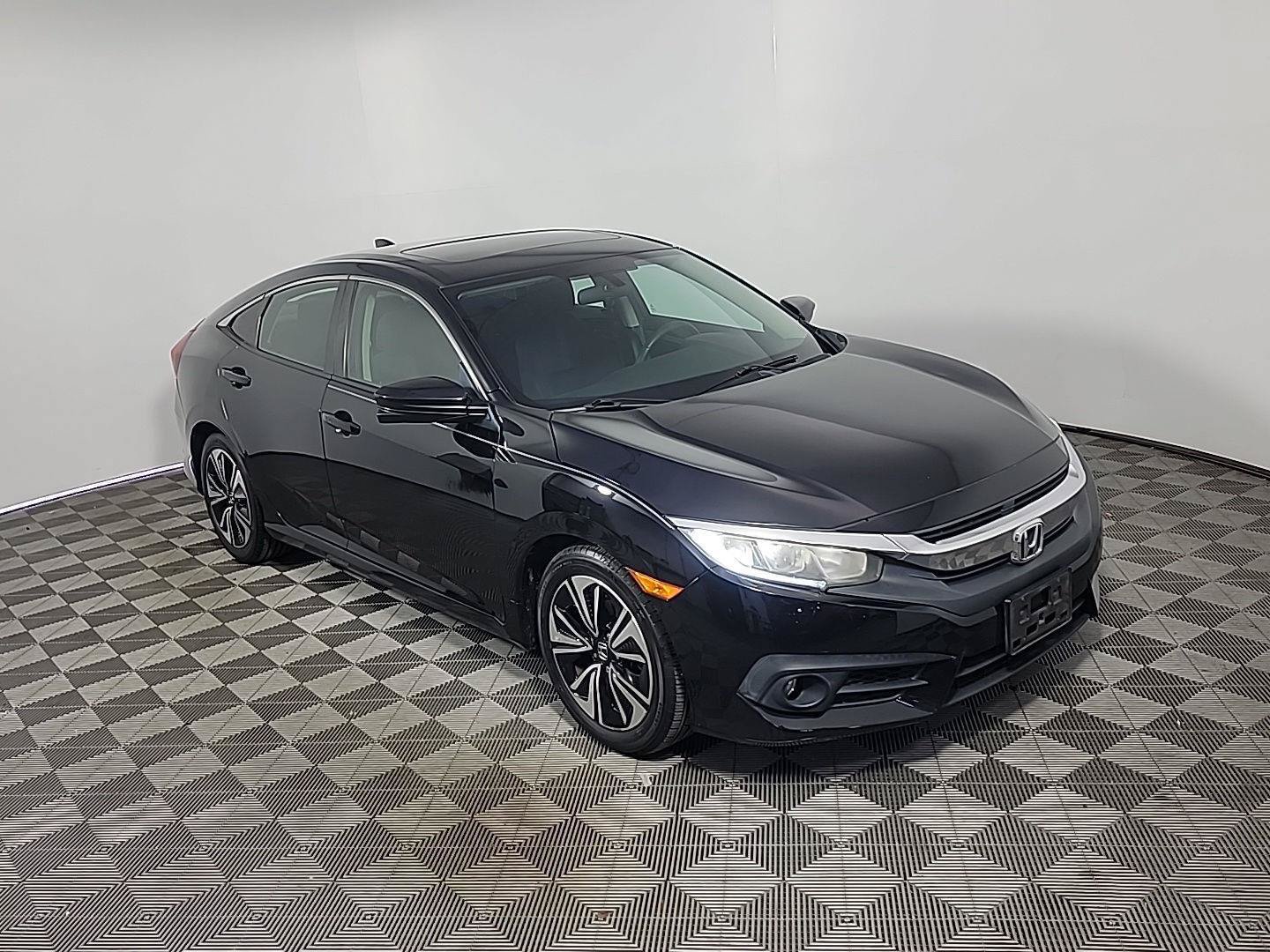 Used 2016 Honda Civic EX-T image 2