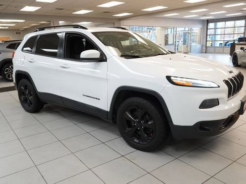 Used 2018 Jeep Cherokee Latitude w/ Altitude Package image 13