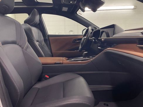 Used 2025 Toyota Crown Limited image 28