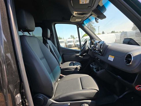 Used 2025 Mercedes-Benz Sprinter 2500 image 11