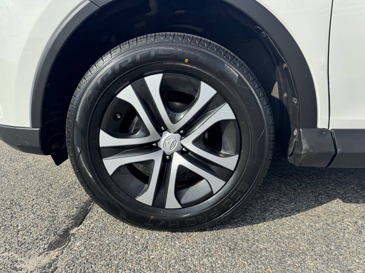 Used 2016 Toyota RAV4 LE AWD/4WD image 4