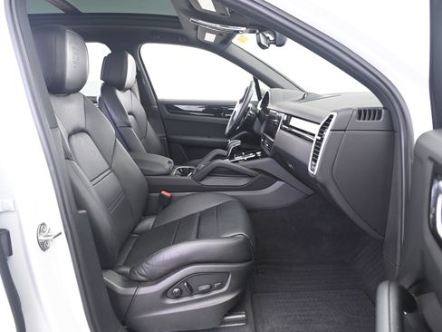 Certified 2023 Porsche Cayenne AWD/4WD image 23