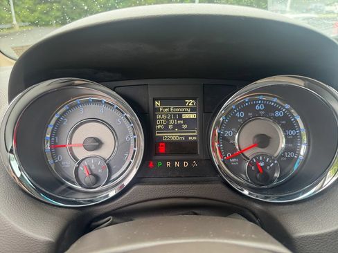 Used 2016 Chrysler Town & Country Touring FWD image 16