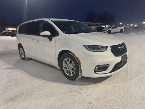 Used 2023 Chrysler Pacifica Touring-L image 7