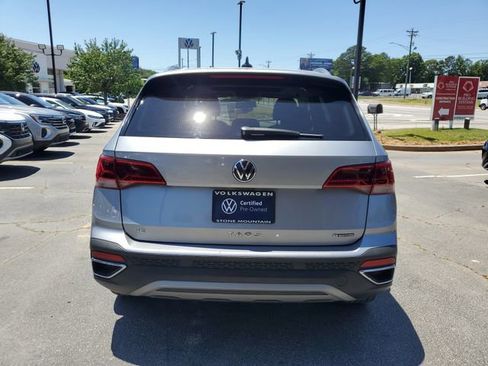 Certified 2022 Volkswagen Taos SE image 5