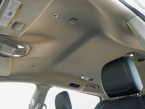 Used 2019 Chrysler Pacifica Touring-L image 29