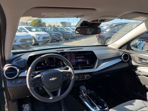 Used 2025 Chevrolet Trax LT image 34