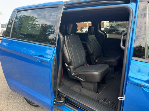 New 2027 Chrysler Pacifica Select FWD image 21