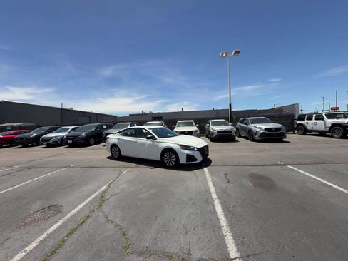 Used 2025 Nissan Altima 2.5 SV FWD image 14