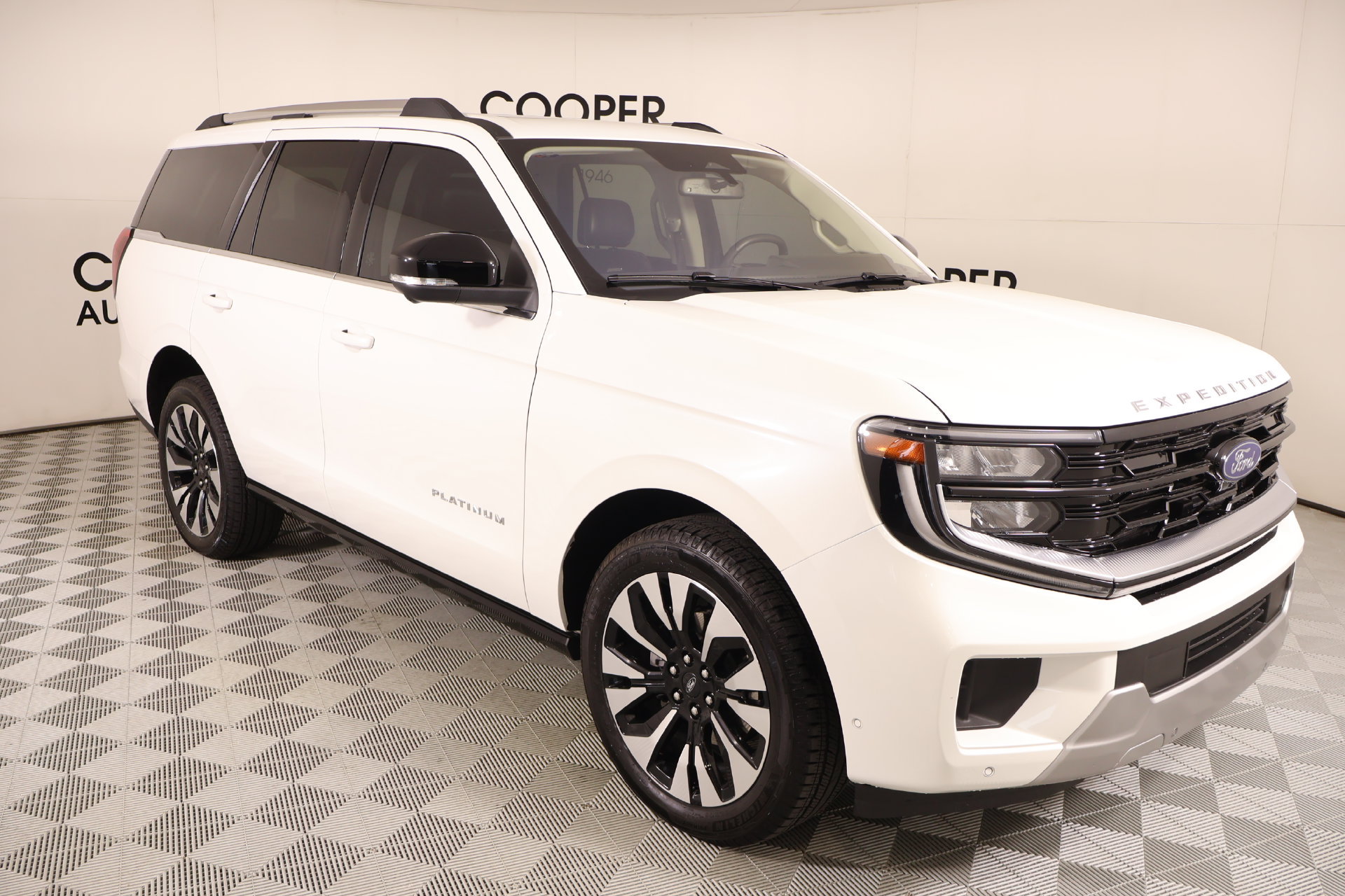 Used 2025 Ford Expedition Platinum w/ Driver's Package AWD/4WD image 1