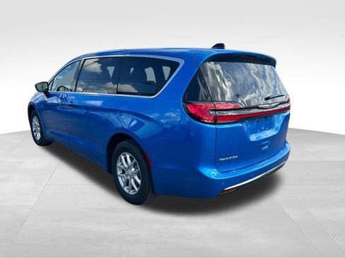 New 2026 Chrysler Pacifica Select image 5