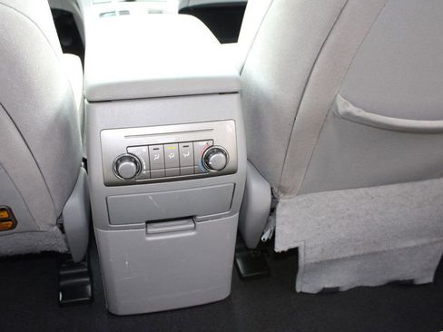 Used 2013 Toyota Highlander Plus w/ Cold Weather Pkg image 30