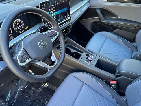 New 2026 Volkswagen Tiguan SE image 9