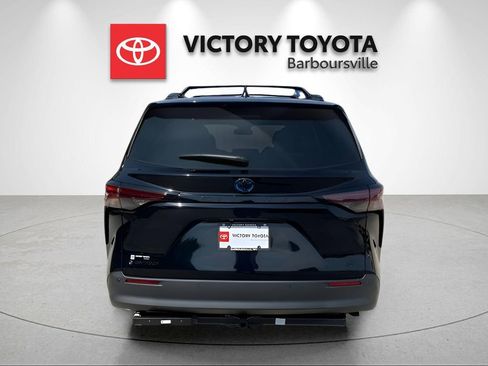 Used 2025 Toyota Sienna XLE Woodland Edition image 5