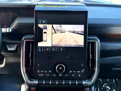 Used 2025 GMC Yukon XL Denali image 28