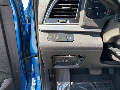 Used 2017 Hyundai Elantra Limited w/ Limited Tech Package 08 image 19