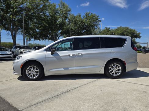 Used 2024 Chrysler Pacifica Touring-L FWD image 5