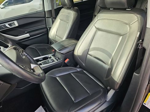 Used 2021 Ford Explorer XLT w/ Equipment Group 202A AWD/4WD image 17