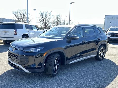 New 2025 Volkswagen Tiguan SE image 31