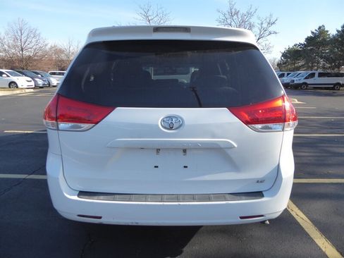 Used 2014 Toyota Sienna LE image 6