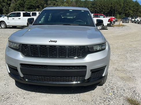 Certified 2024 Jeep Grand Cherokee L Laredo image 3