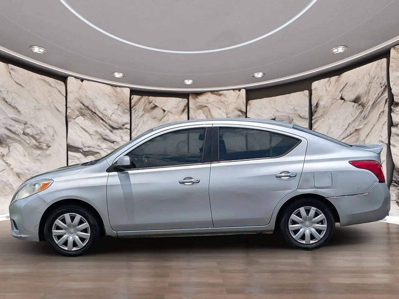 Used 2013 Nissan Versa SV FWD image 4