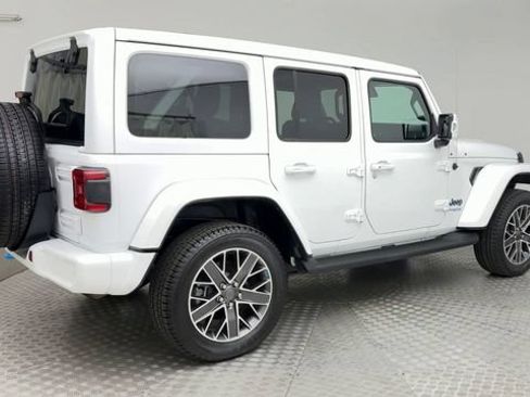 Used 2022 Jeep Wrangler Unlimited Sahara AWD/4WD image 2