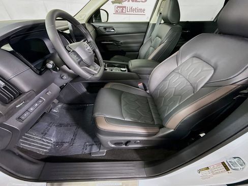 Certified 2026 Nissan Pathfinder Platinum w/ Lighting Package AWD/4WD image 25
