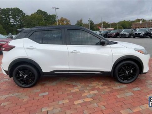 Used 2024 Nissan Kicks SR image 2