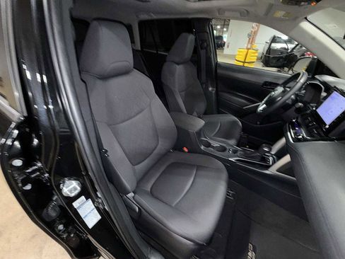 Used 2022 Toyota Corolla Cross LE w/ Moonroof Package AWD/4WD image 16