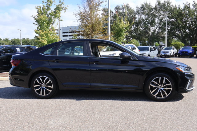 Used 2025 Volkswagen Jetta SE FWD image 9