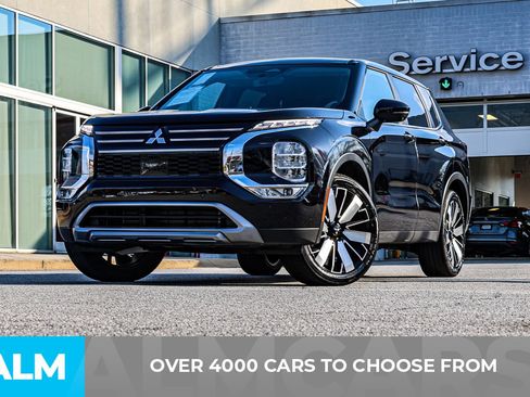 Used 2025 Mitsubishi Outlander SE image 3