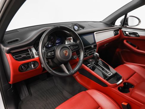 Certified 2024 Porsche Macan Turbo AWD/4WD image 4
