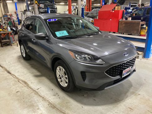 Used 2022 Ford Escape SE image 3