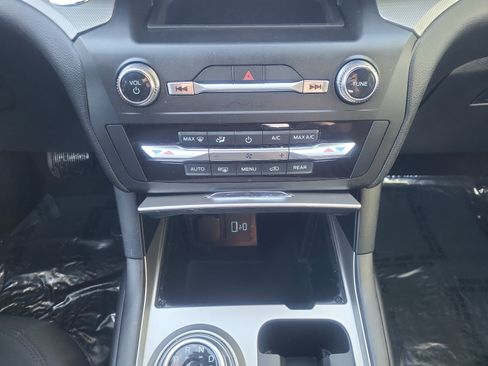 Used 2020 Ford Explorer XLT AWD/4WD image 30