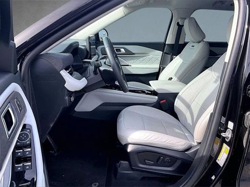 Certified 2025 Ford Explorer Platinum w/ Ultimate Package image 16