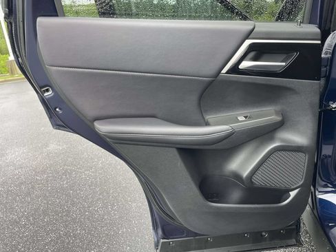 Used 2025 Mitsubishi Outlander SE AWD/4WD image 2