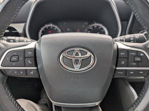 Used 2022 Toyota Highlander XLE AWD/4WD image 28