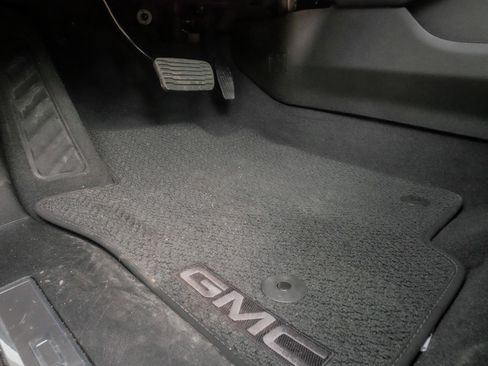 Used 2026 GMC Yukon Denali w/ Sun & Power Step Package AWD/4WD image 14