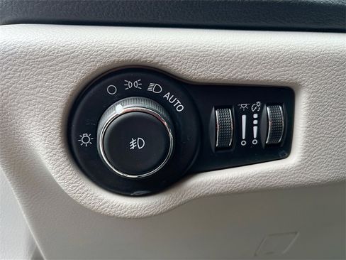 Used 2024 Chrysler Pacifica Select image 10