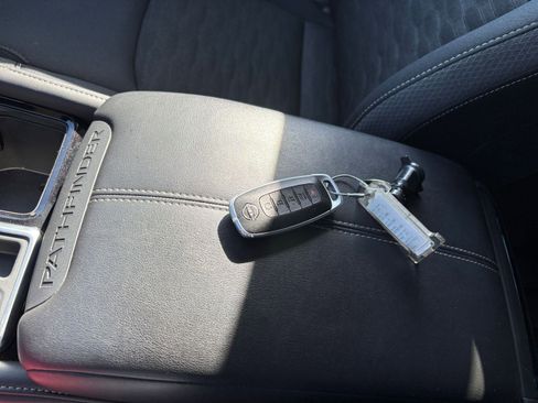 Used 2025 Nissan Pathfinder SV image 22