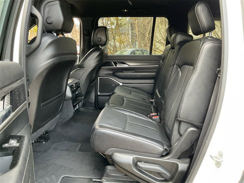 Used 2024 Jeep Wagoneer Series II w/ Flexible Seating Group image 30