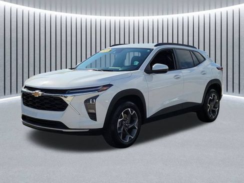 Used 2024 Chevrolet Trax LT w/ Driver Confidence Package FWD image 3