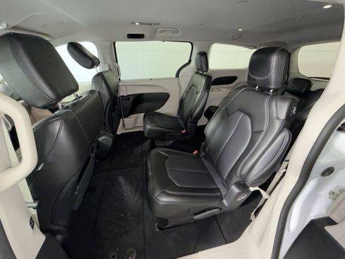 Used 2024 Chrysler Pacifica Touring-L image 23