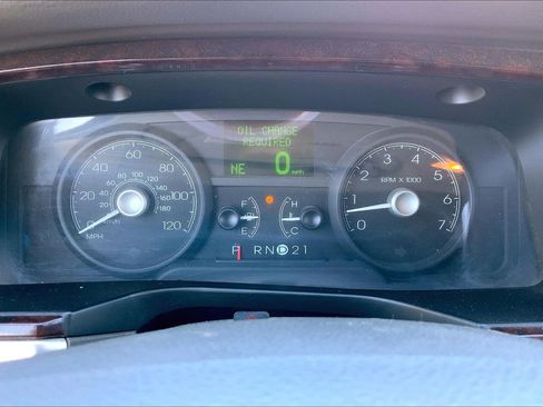 Used 2011 Lincoln Town Car Signature Limited image 23