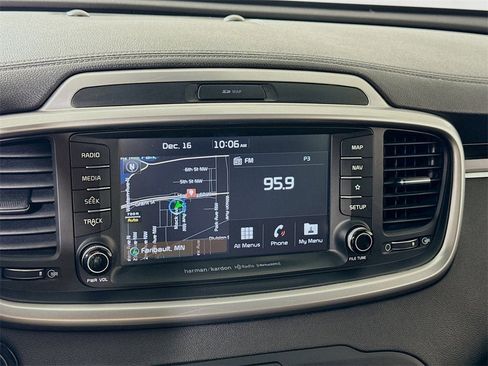 Used 2019 Kia Sorento SX image 9