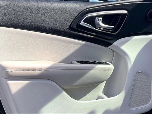 Used 2016 Chrysler 200 Limited w/ Anniversary Edition image 23