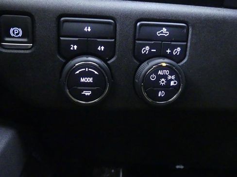 Used 2025 Chevrolet Silverado 3500 LT image 22