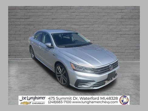 Used 2017 Volkswagen Passat 1.8T R-Line w/ R-Line Lighting Package FWD image 1